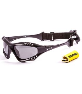 Gafas de sol Ocean Australia Matte Black / Smoke de policarbonato ligero con patillas antideslizantes.