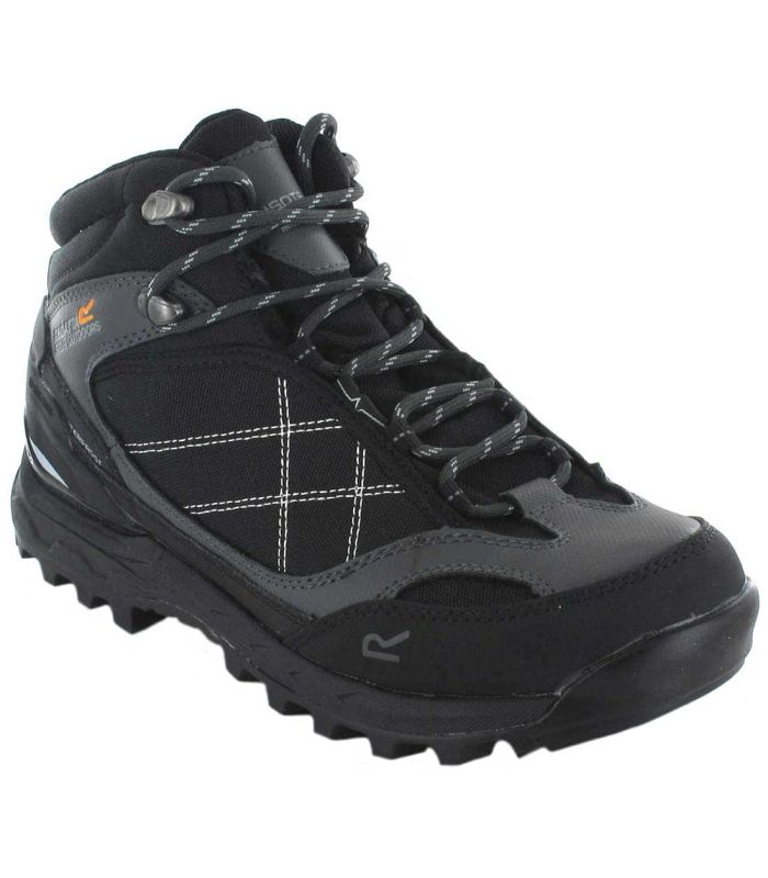 Botas de montaña Regatta Samaris Pro negras, impermeables Isotex y suela Vibram para senderismo técnico.
