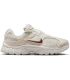 Nike V5 RNR | Estética retro-running con swoosh bronce y malla crema
