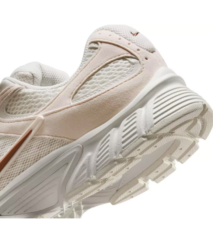 Nike V5 RNR | Estética retro-running con swoosh bronce y malla crema
