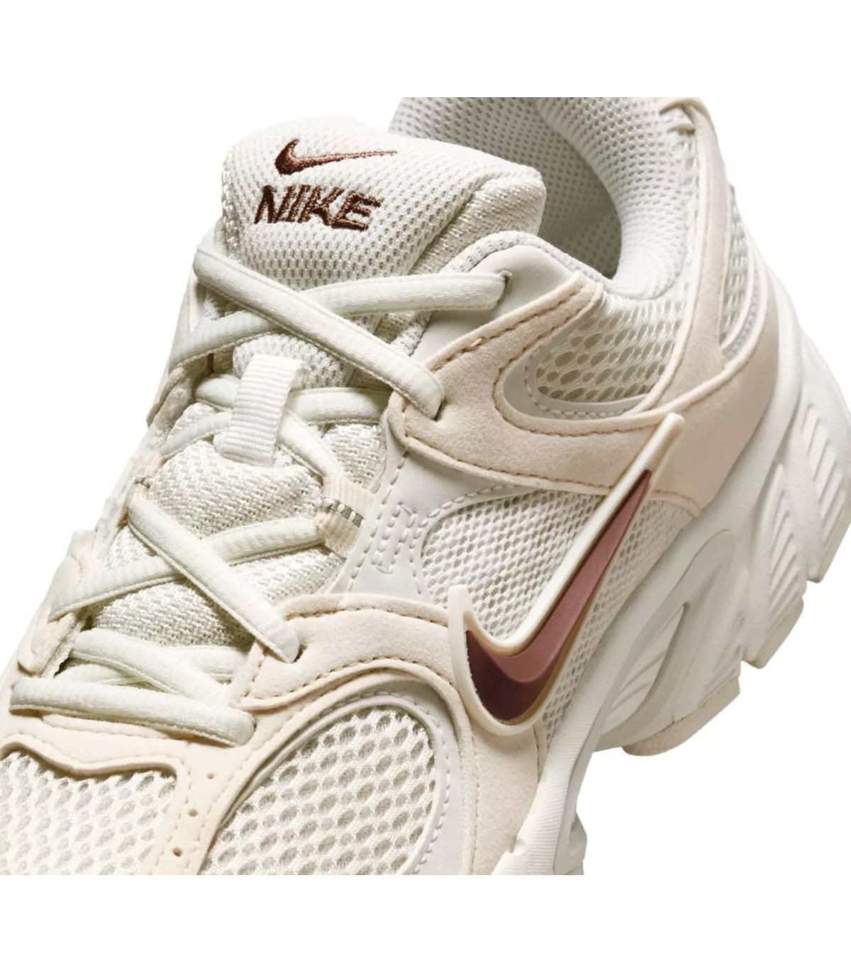 Nike V5 RNR | Estética retro-running con swoosh bronce y malla crema