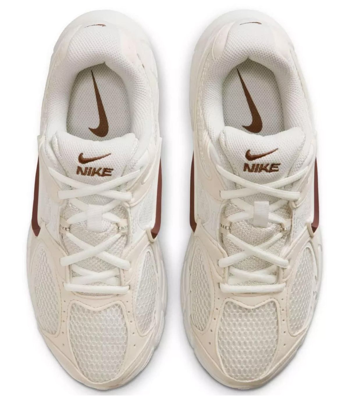 Nike V5 RNR | Estética retro-running con swoosh bronce y malla crema