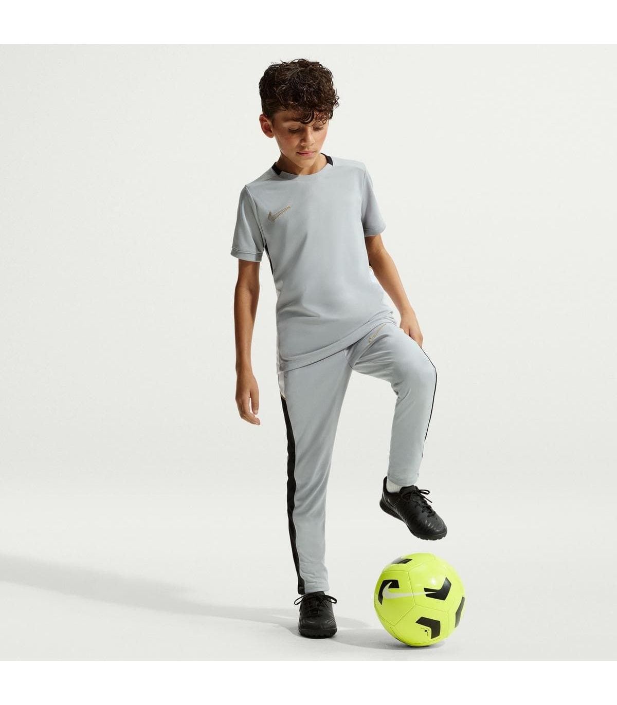 Nike Camiseta Academy Junior Gris | Swoosh dorado y paneles