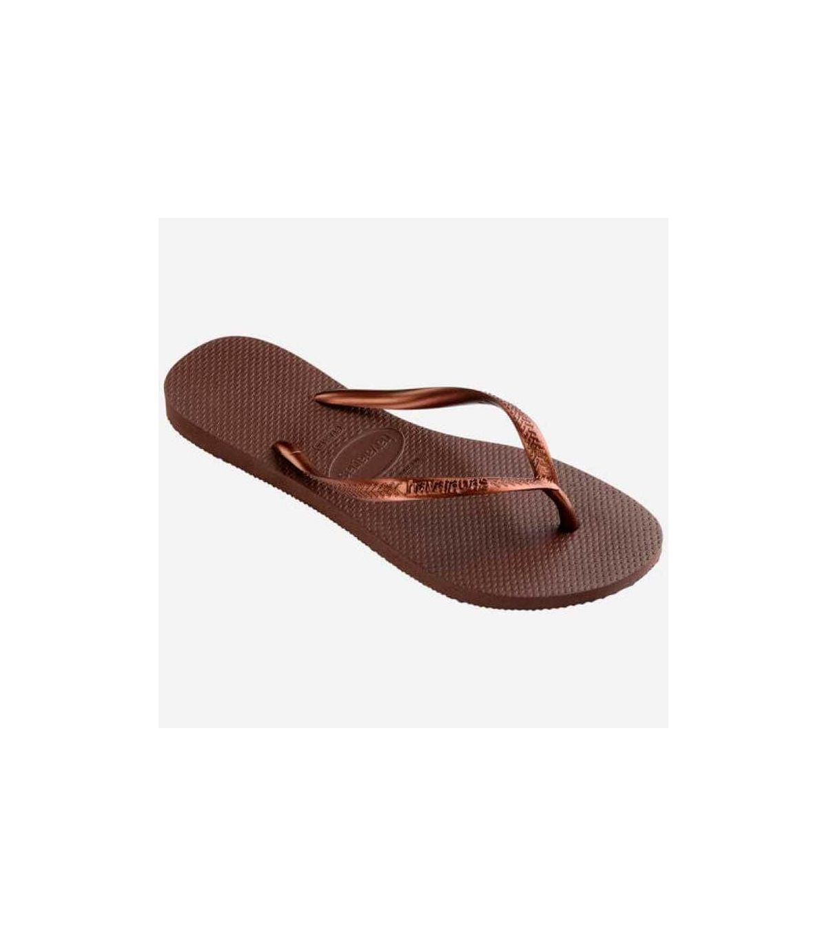 Chanclas Havaianas Slim marrón para mujer con tiras finas y suela de goma resistente.