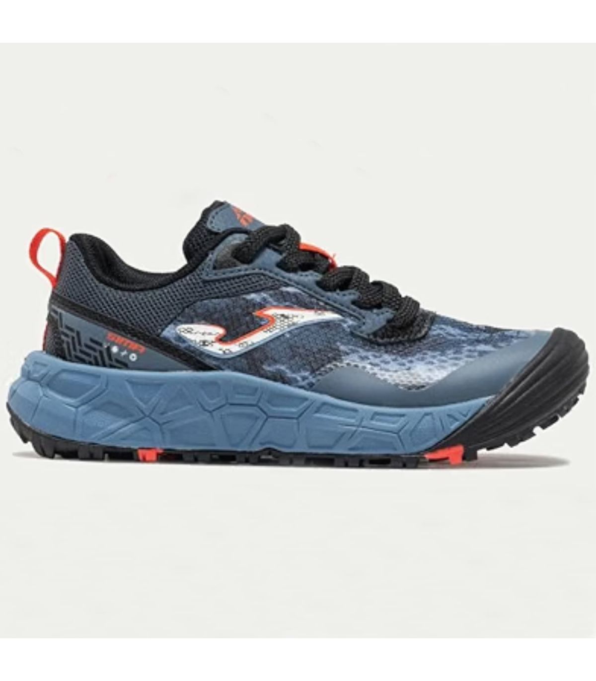 Zapatillas de trail running Joma Sima Junior en color gris con puntera reforzada para senderos de montaña.