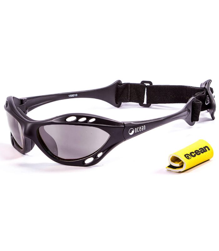 Gafas de sol deportivas Ocean Cumbuco Mate Black con lentes polarizadas humo y montura negra mate.